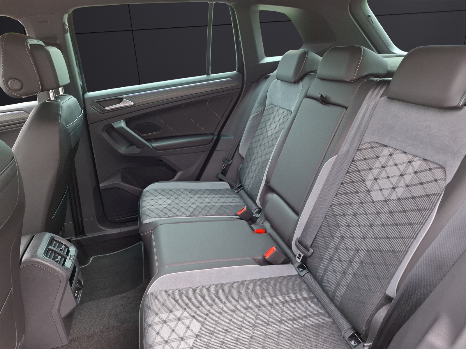 Fahrzeugabbildung Volkswagen Tiguan TSI R-Line 4M DSG Matrix AHK Navi Pano AID ACC RFK HUD 19