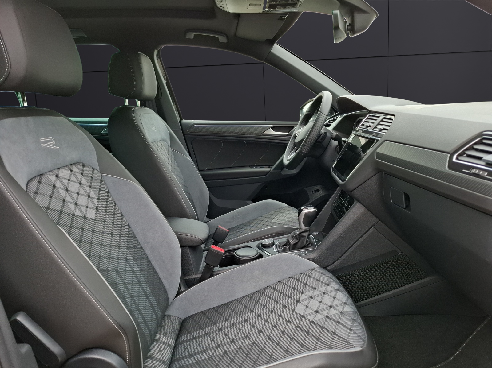 Fahrzeugabbildung Volkswagen Tiguan TSI R-Line 4M DSG Matrix AHK Navi Pano AID ACC RFK HUD 19