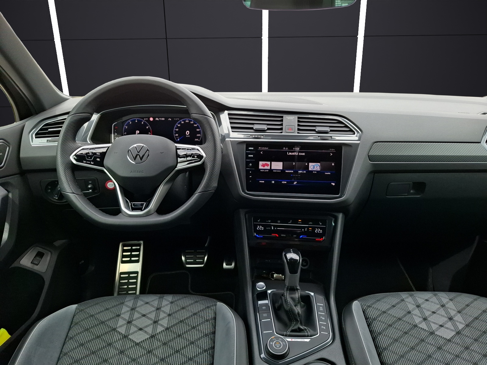 Fahrzeugabbildung Volkswagen Tiguan TSI R-Line 4M DSG Matrix AHK Navi Pano AID ACC RFK HUD 19