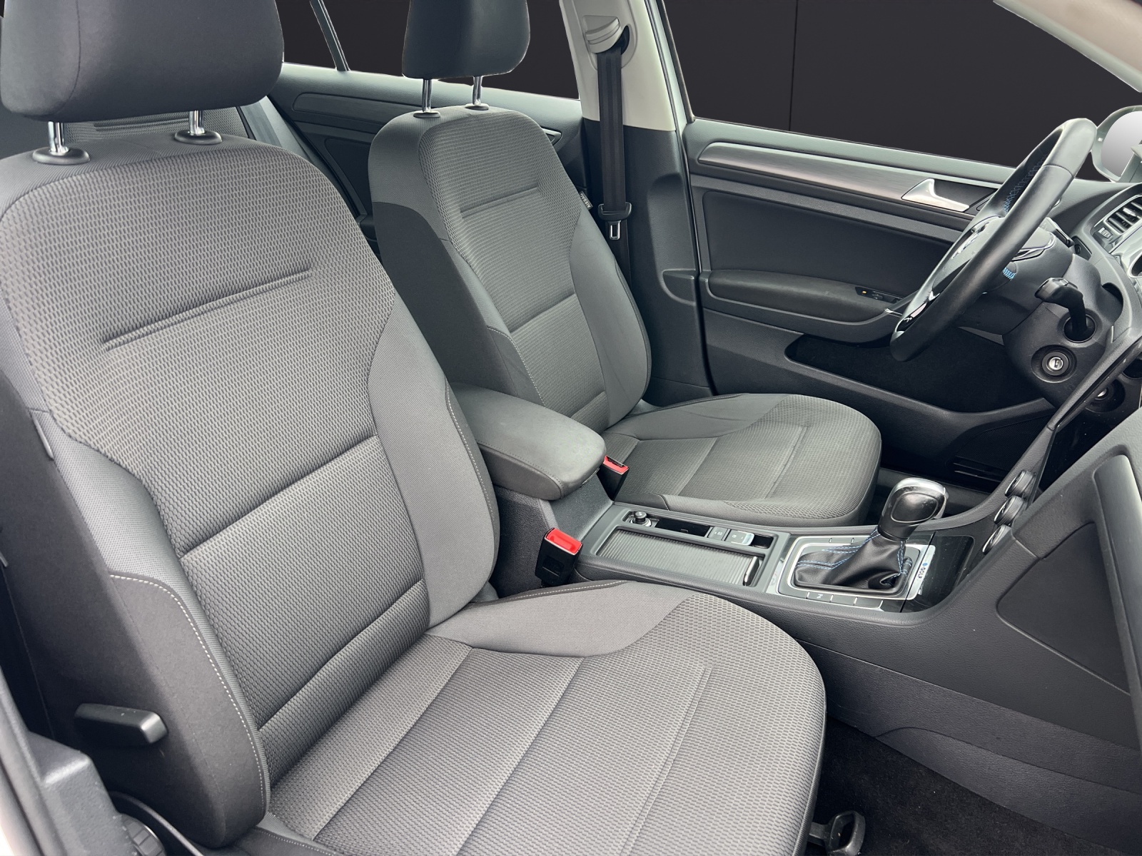 Fahrzeugabbildung Volkswagen Golf VII e-Golf LED SH PDC WäPu AppConnect Navi Klima