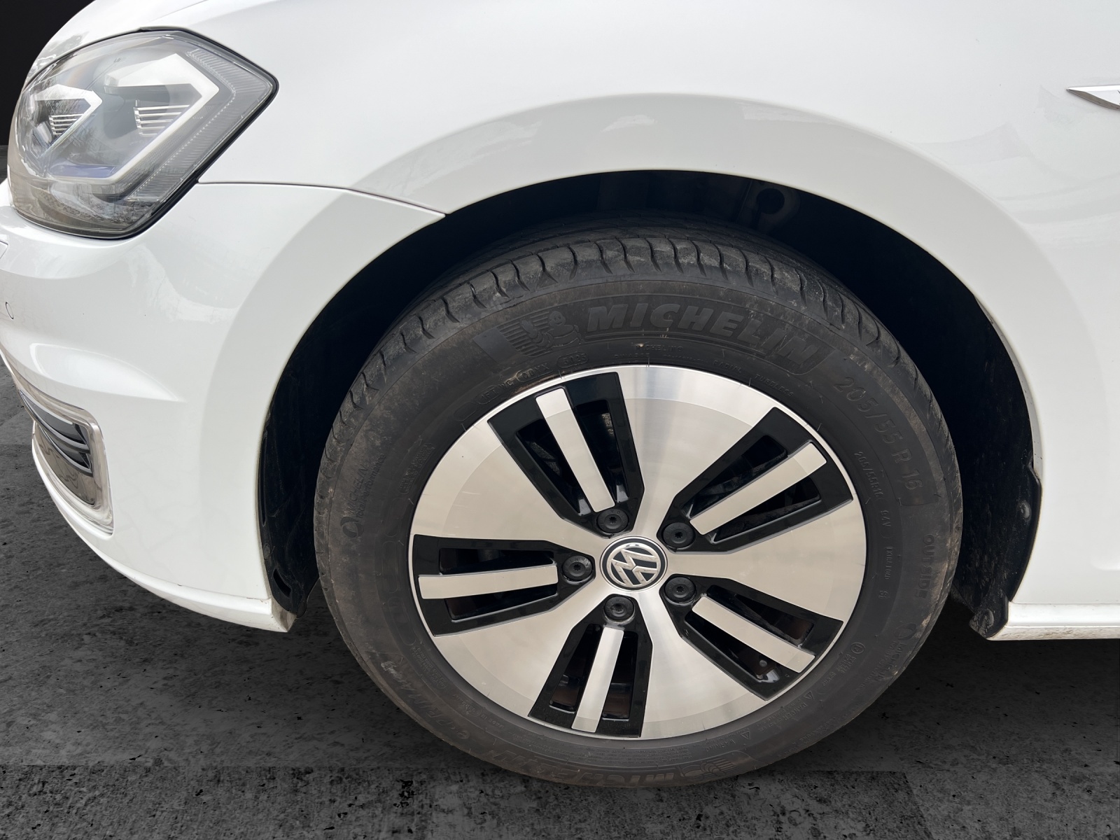 Fahrzeugabbildung Volkswagen Golf VII e-Golf LED SH PDC WäPu AppConnect Navi Klima