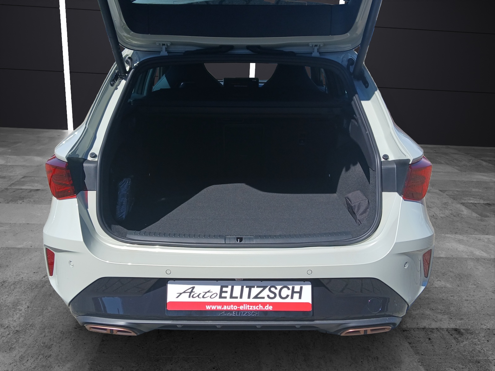 Fahrzeugabbildung CUPRA Leon ST e-Hybrid VZ Black-Edition Matrix AHK Navi AID ACC RFK SH 19