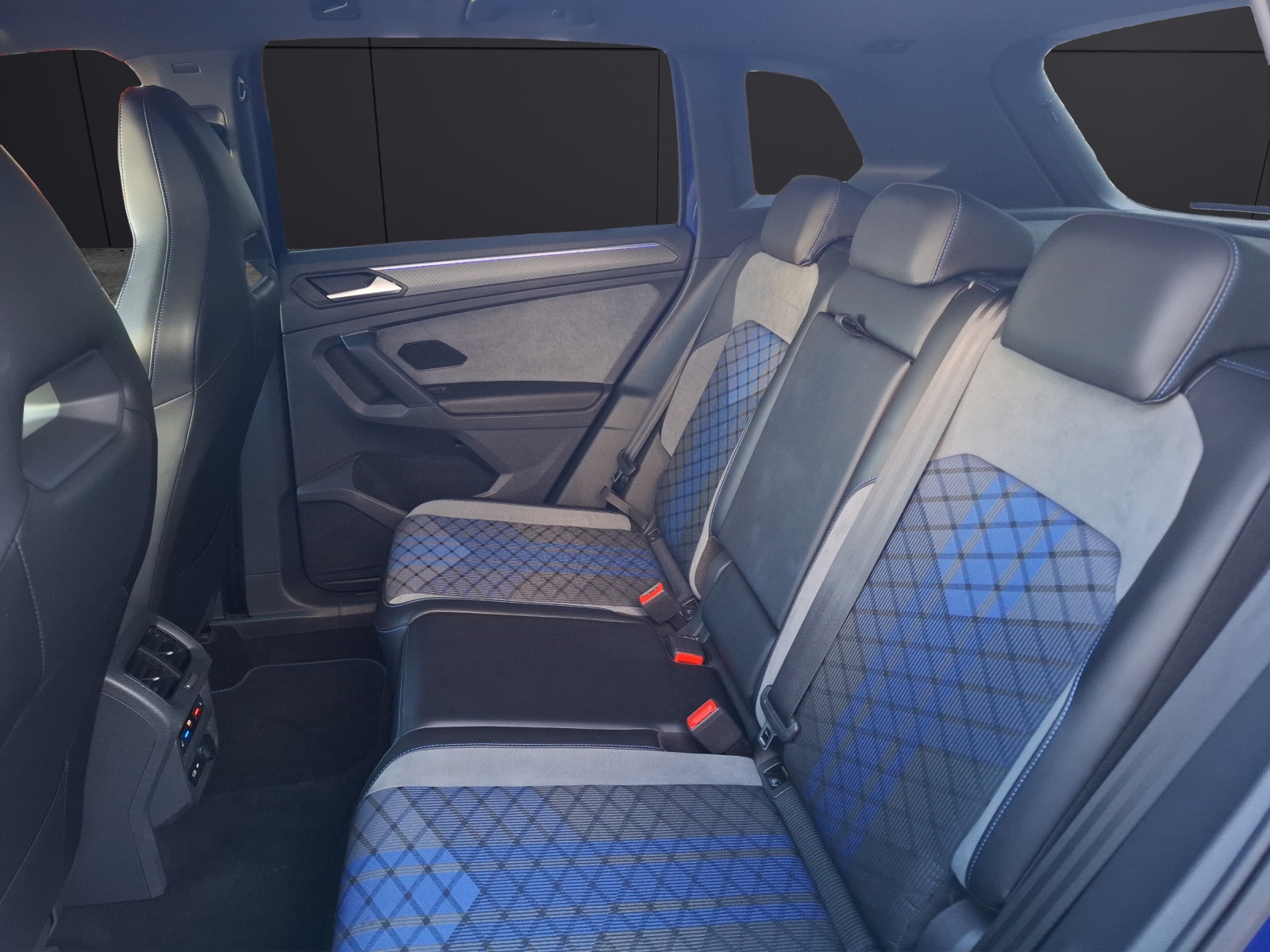 Fahrzeugabbildung Volkswagen Tiguan R DSG 4M Matrix AHK Navi AID ACC RFK SH 20