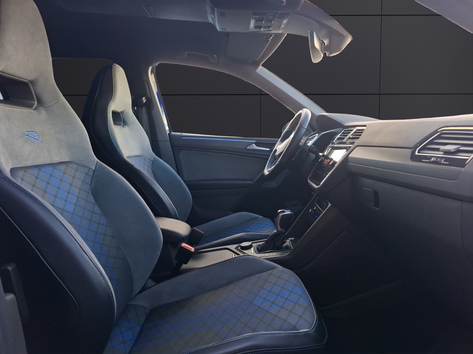 Fahrzeugabbildung Volkswagen Tiguan R DSG 4M Matrix AHK Navi AID ACC RFK SH 20