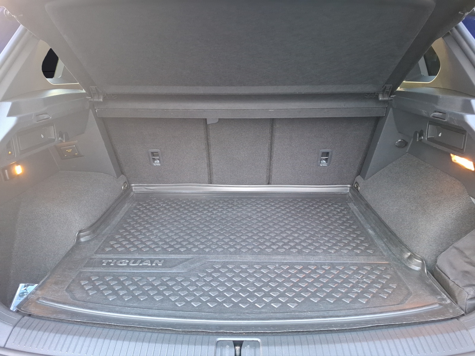 Fahrzeugabbildung Volkswagen Tiguan R DSG 4M Matrix AHK Navi AID ACC RFK SH 20