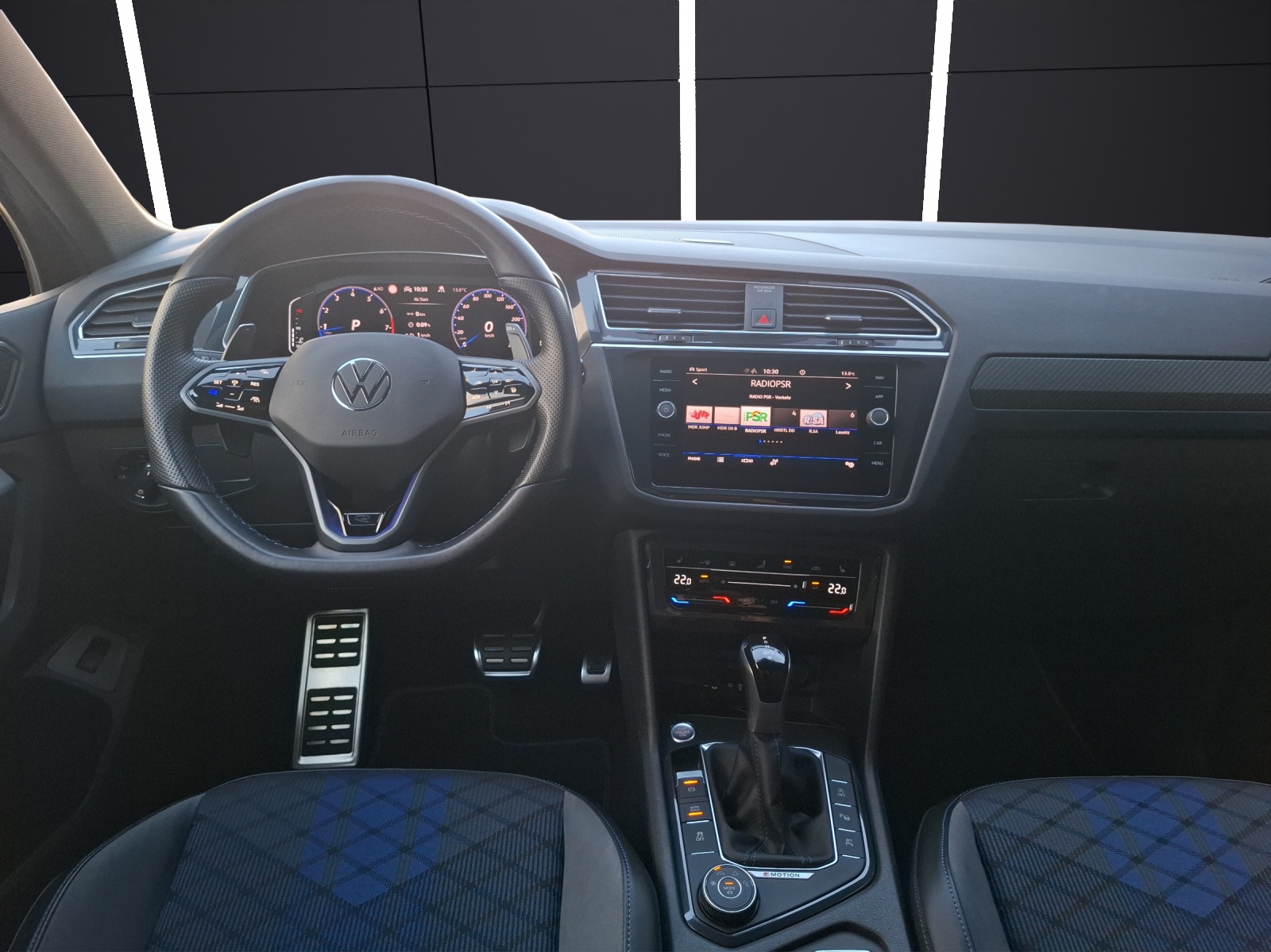 Fahrzeugabbildung Volkswagen Tiguan R DSG 4M Matrix AHK Navi AID ACC RFK SH 20