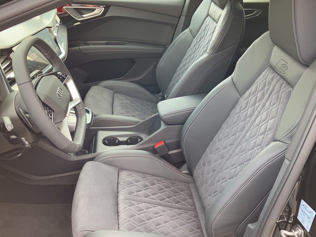 Fahrzeugabbildung Audi Q4 e-tron Sportback 50 quattro S line AZV Matrix LED Navigation plus
