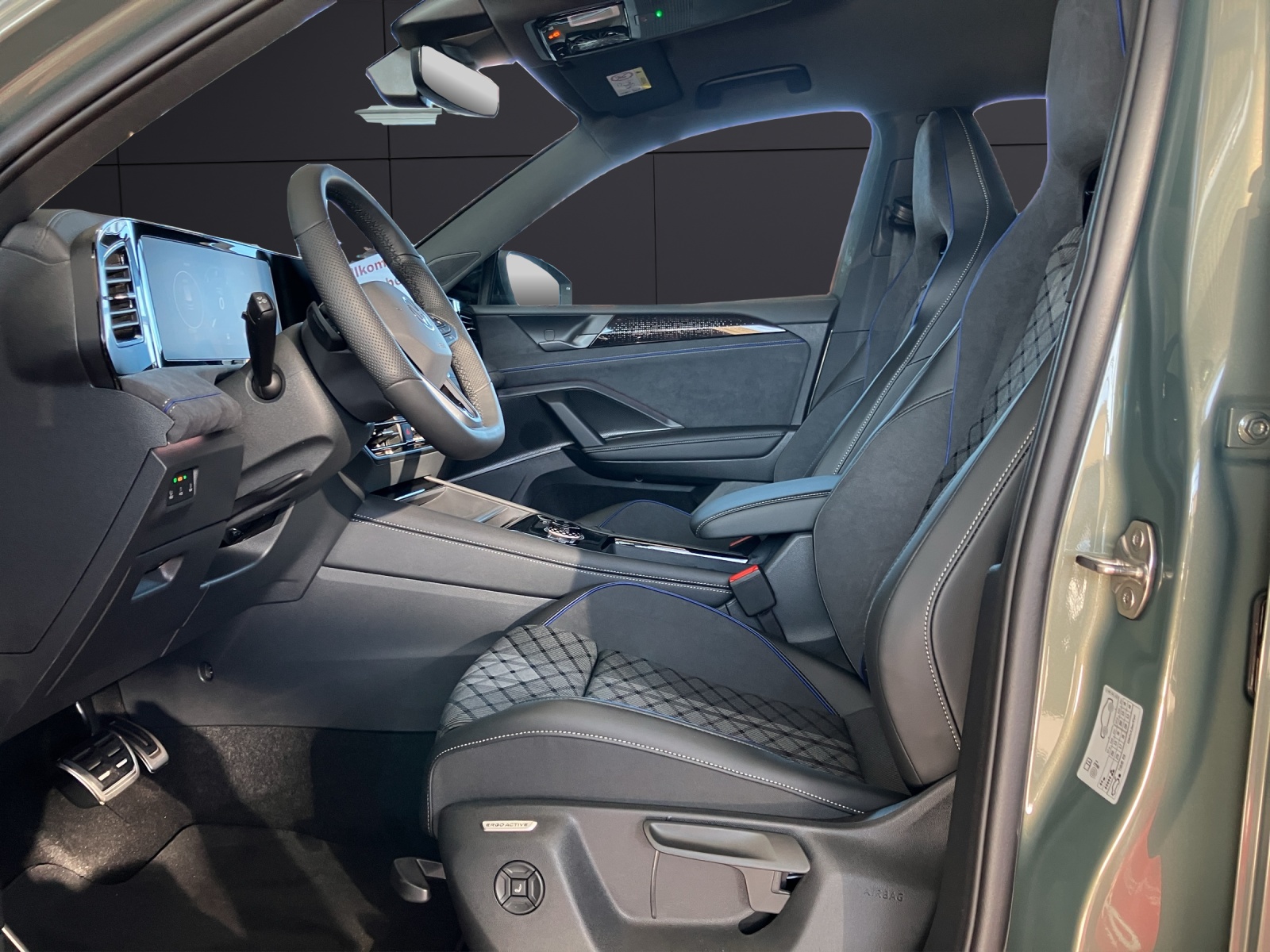Fahrzeugabbildung Volkswagen Tiguan R-Line-Black-Style TDI 110 AHZV AreaView