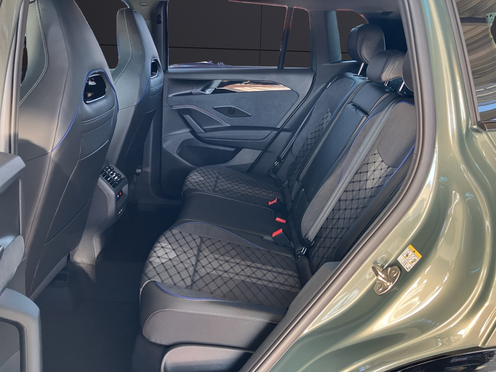 Fahrzeugabbildung Volkswagen Tiguan R-Line-Black-Style TDI 110 AHZV AreaView