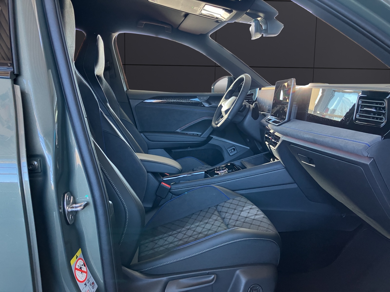 Fahrzeugabbildung Volkswagen Tiguan R-Line-Black-Style TDI 110 AHZV AreaView