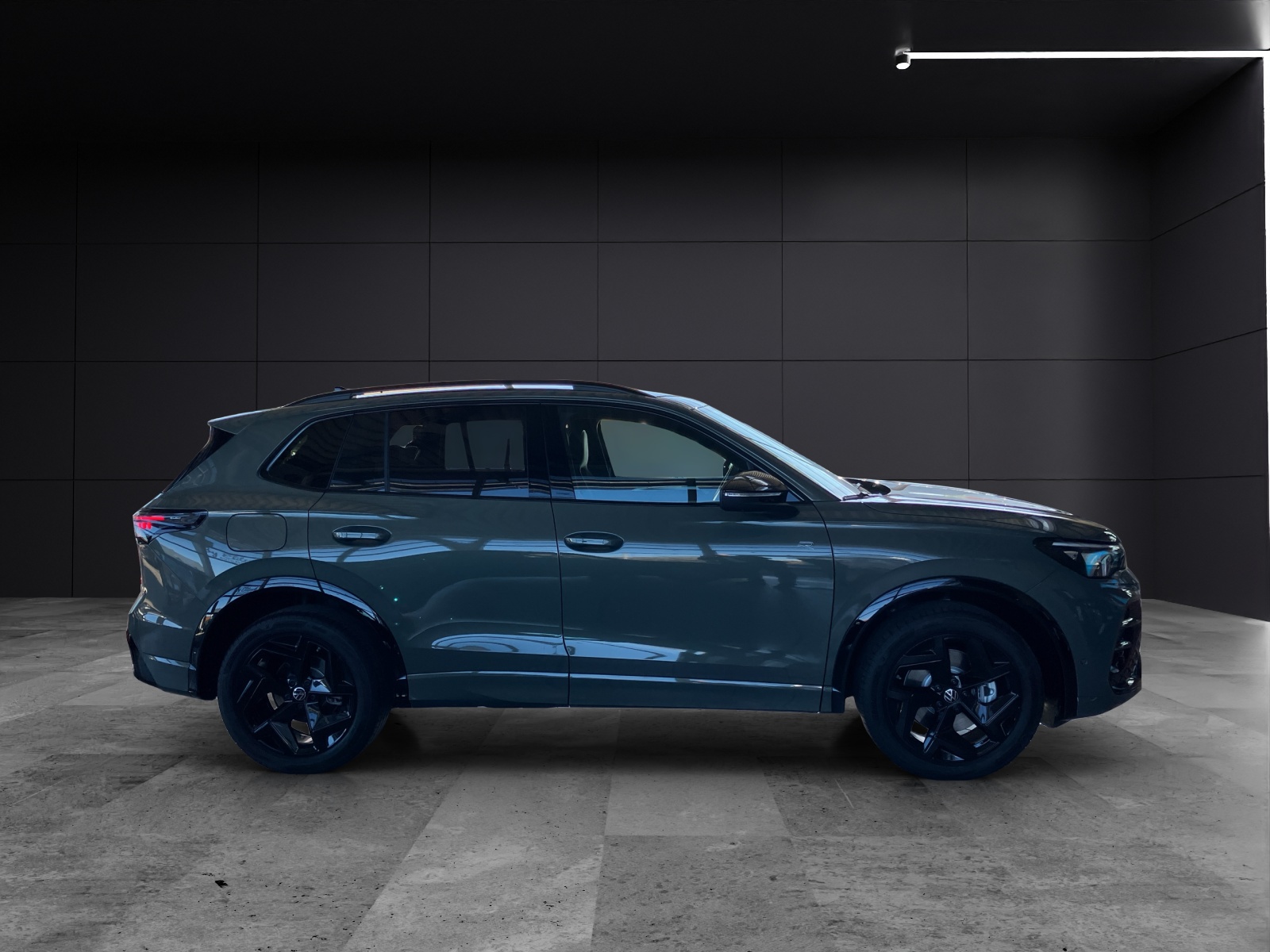 Fahrzeugabbildung Volkswagen Tiguan R-Line-Black-Style TDI 110 AHZV AreaView