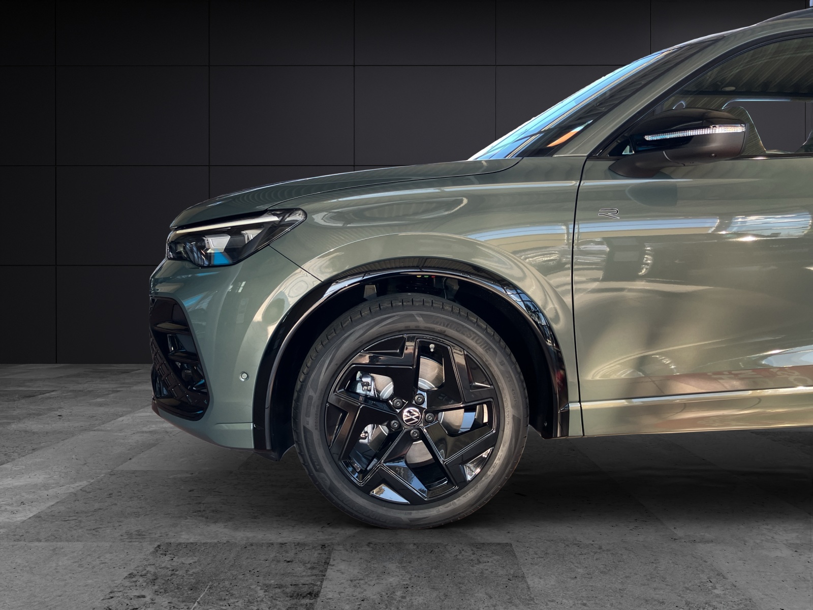 Fahrzeugabbildung Volkswagen Tiguan R-Line-Black-Style TDI 110 AHZV AreaView