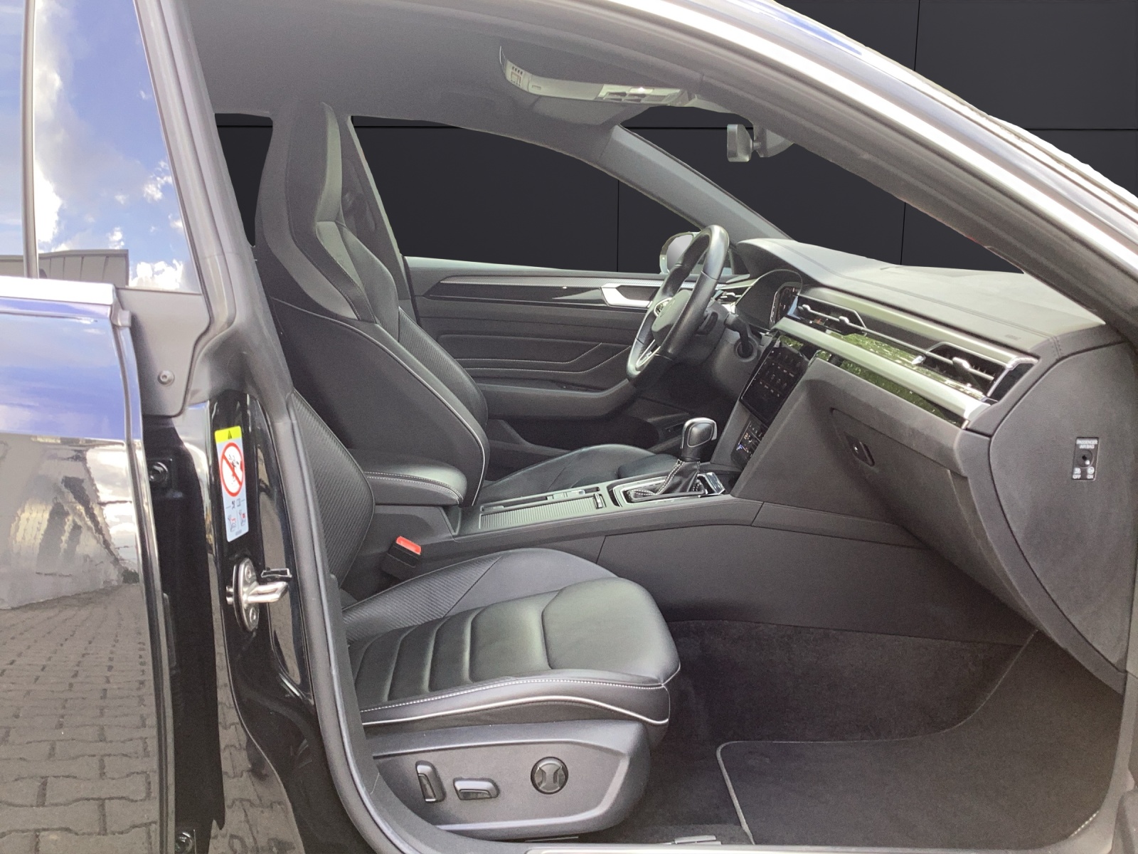 Fahrzeugabbildung Volkswagen Arteon Shooting Brake R-Line 4M IQ.Light Navi ACC STHZ AHK 4xSHZ