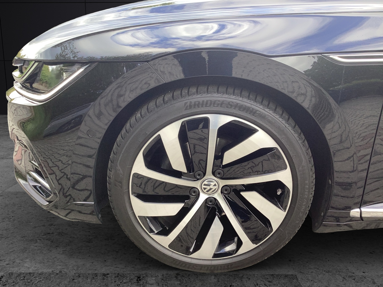 Fahrzeugabbildung Volkswagen Arteon Shooting Brake R-Line 4M IQ.Light Navi ACC STHZ AHK 4xSHZ