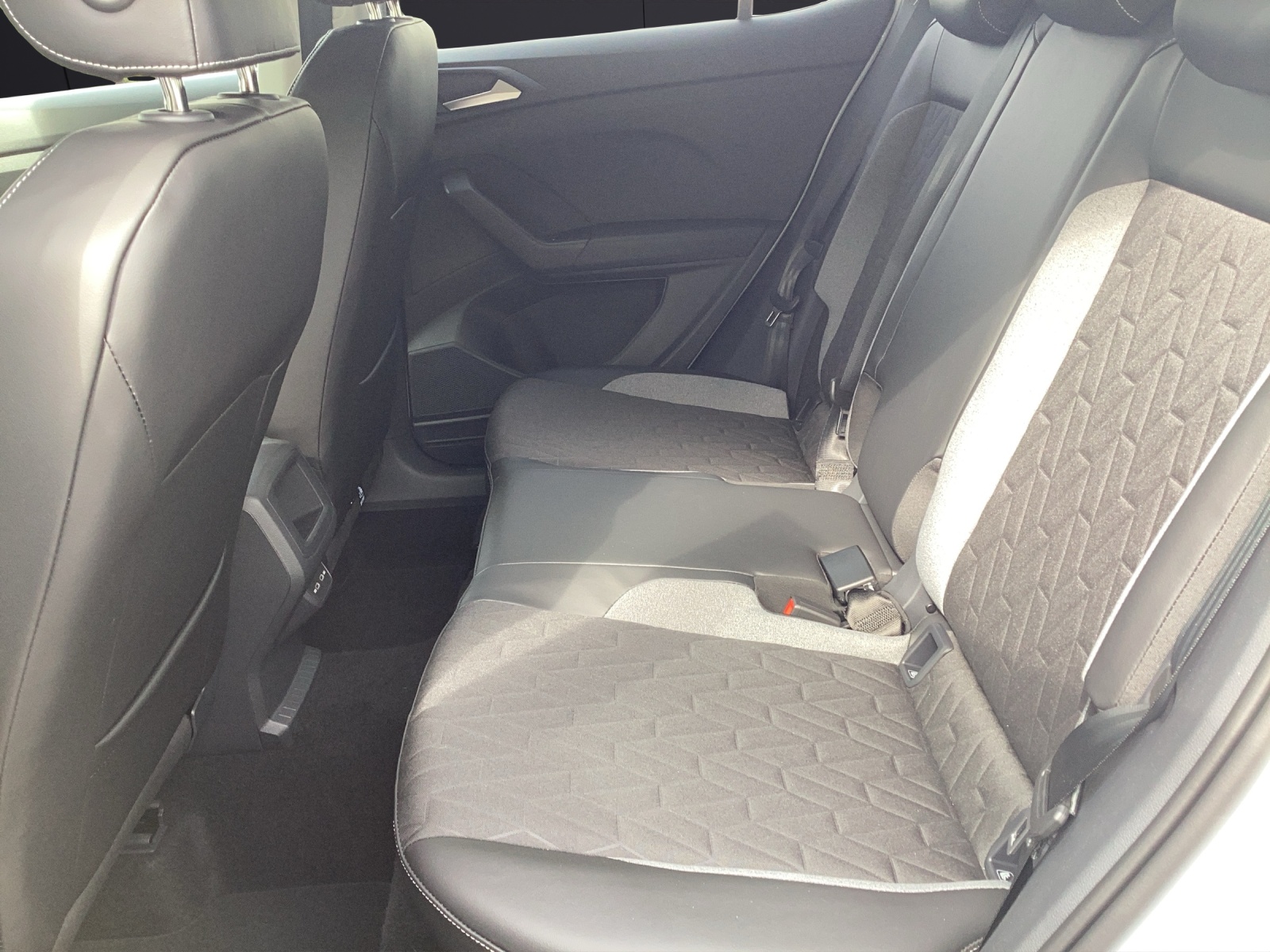 Fahrzeugabbildung Volkswagen T-Cross DSG Energy ReadyToDiscover AHZV RearView