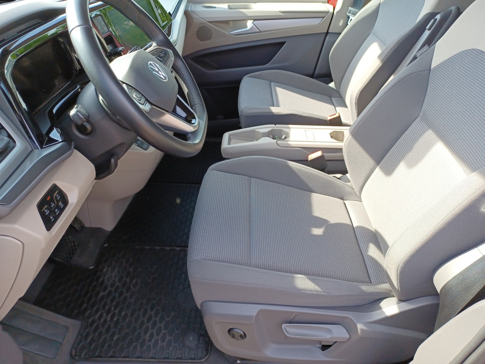 Fahrzeugabbildung Volkswagen T7 Multivan TDI DSG LED Navi AID RFK SH LM