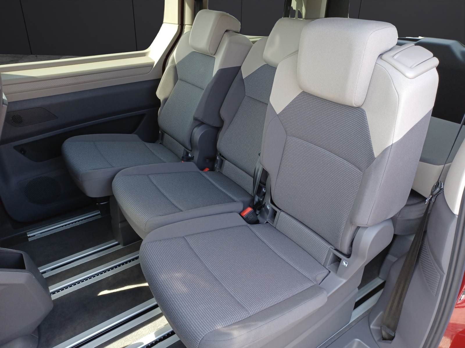 Fahrzeugabbildung Volkswagen T7 Multivan TDI DSG LED Navi AID RFK SH LM