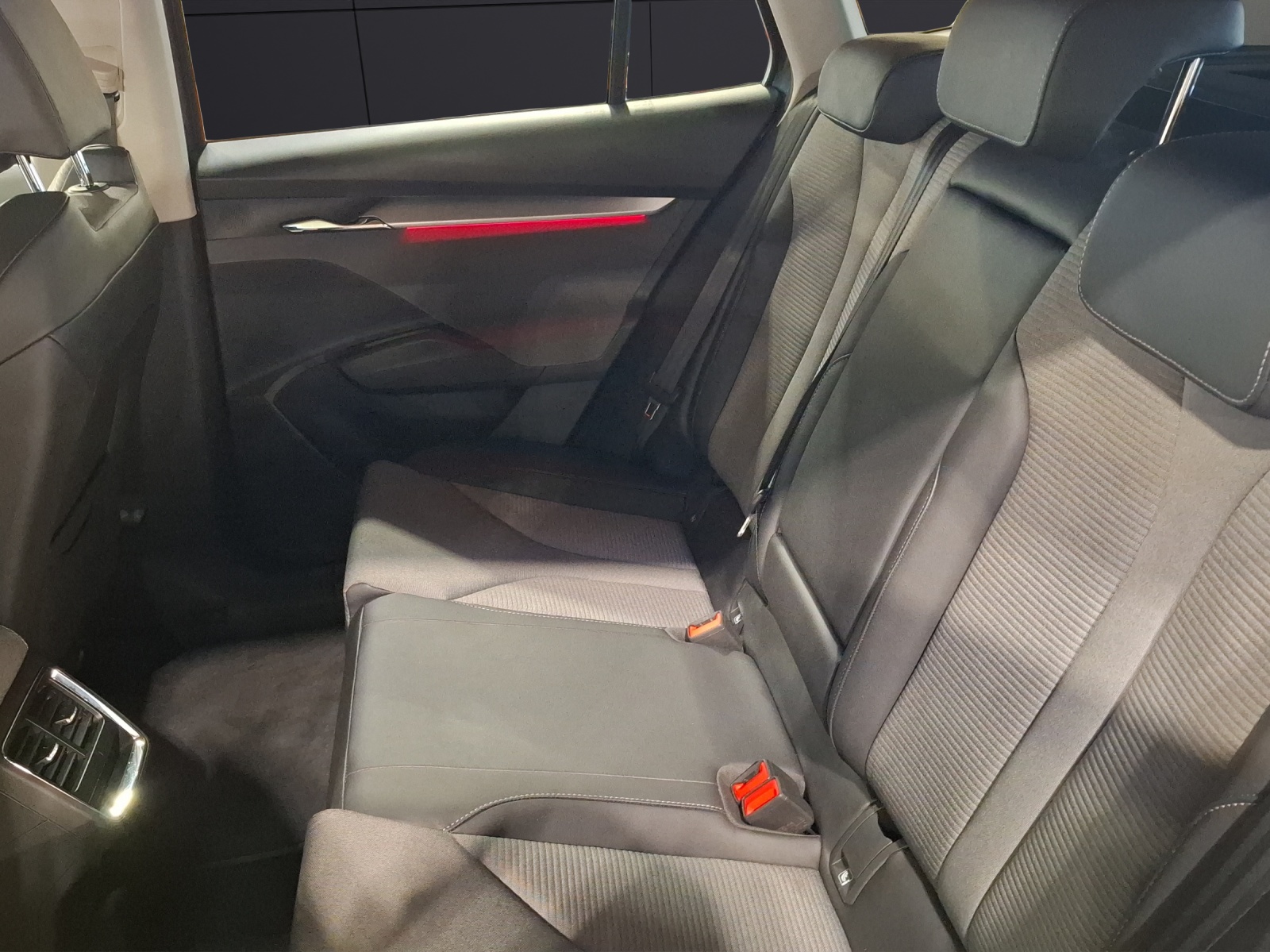 Fahrzeugabbildung SKODA Enyaq 60 Loft LED AHK Navi ACC RFK