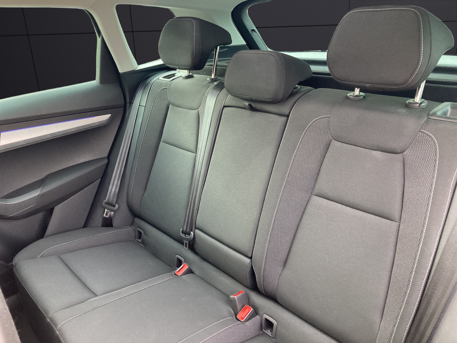 Fahrzeugabbildung SKODA Karoq TDI Drive DSG 4x4 MATRIX ACC AHK AID NAVI PDC SHZ