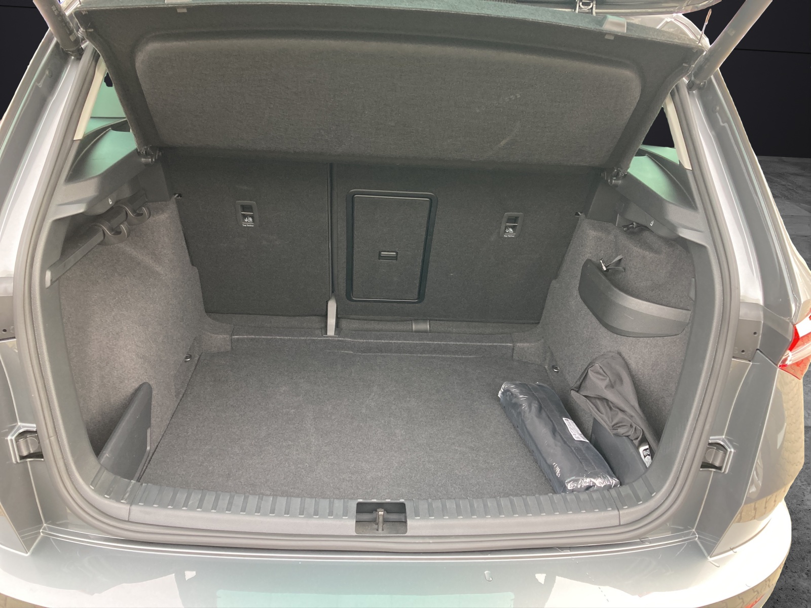 Fahrzeugabbildung SKODA Karoq TDI Drive DSG 4x4 MATRIX ACC AHK AID NAVI PDC SHZ