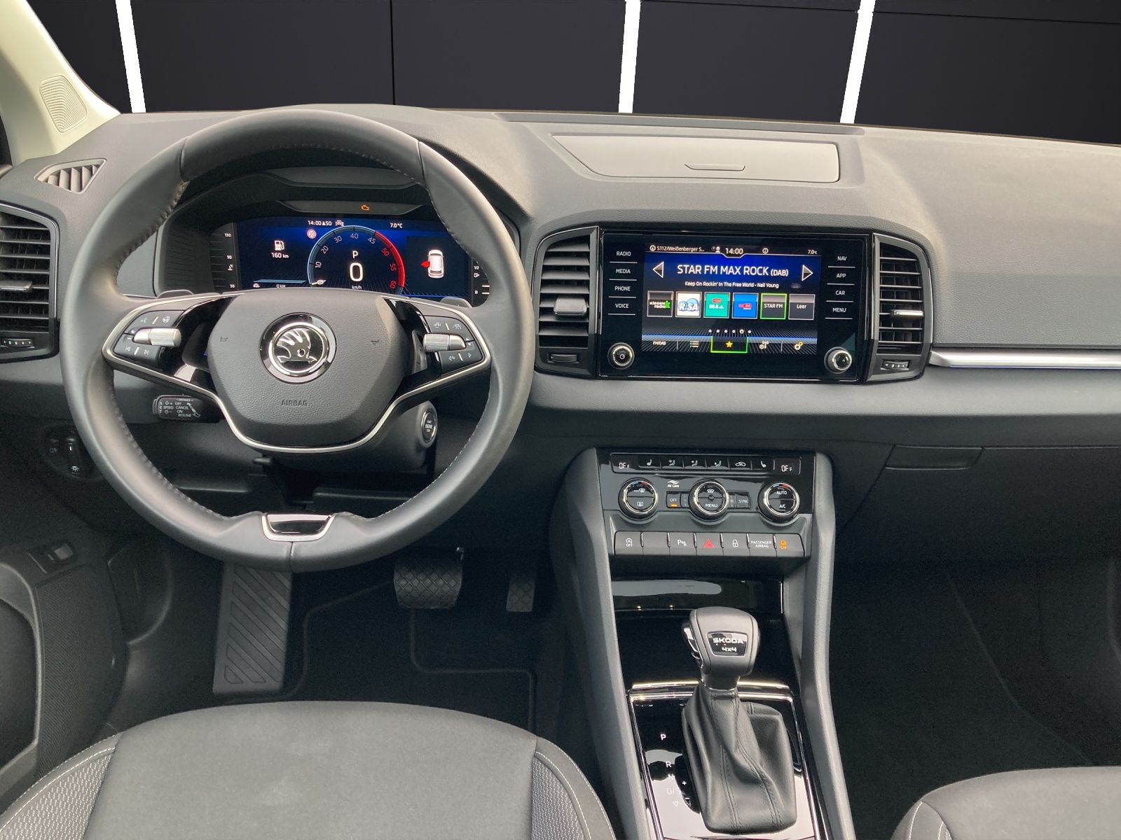 Fahrzeugabbildung SKODA Karoq TDI Drive DSG 4x4 MATRIX ACC AHK AID NAVI PDC SHZ