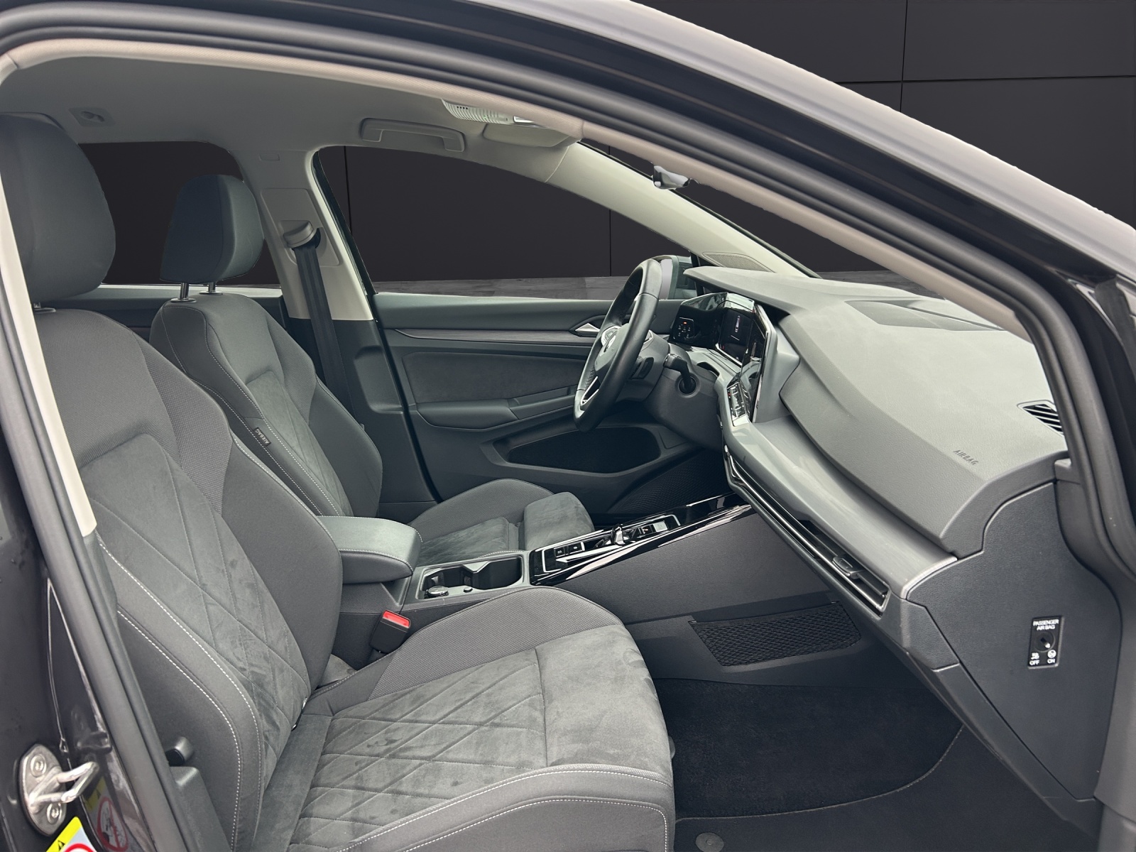 Fahrzeugabbildung Volkswagen Golf VIII Variant TSI Style DSG 4M Matrix Navi AID ACC Park-Assist SH