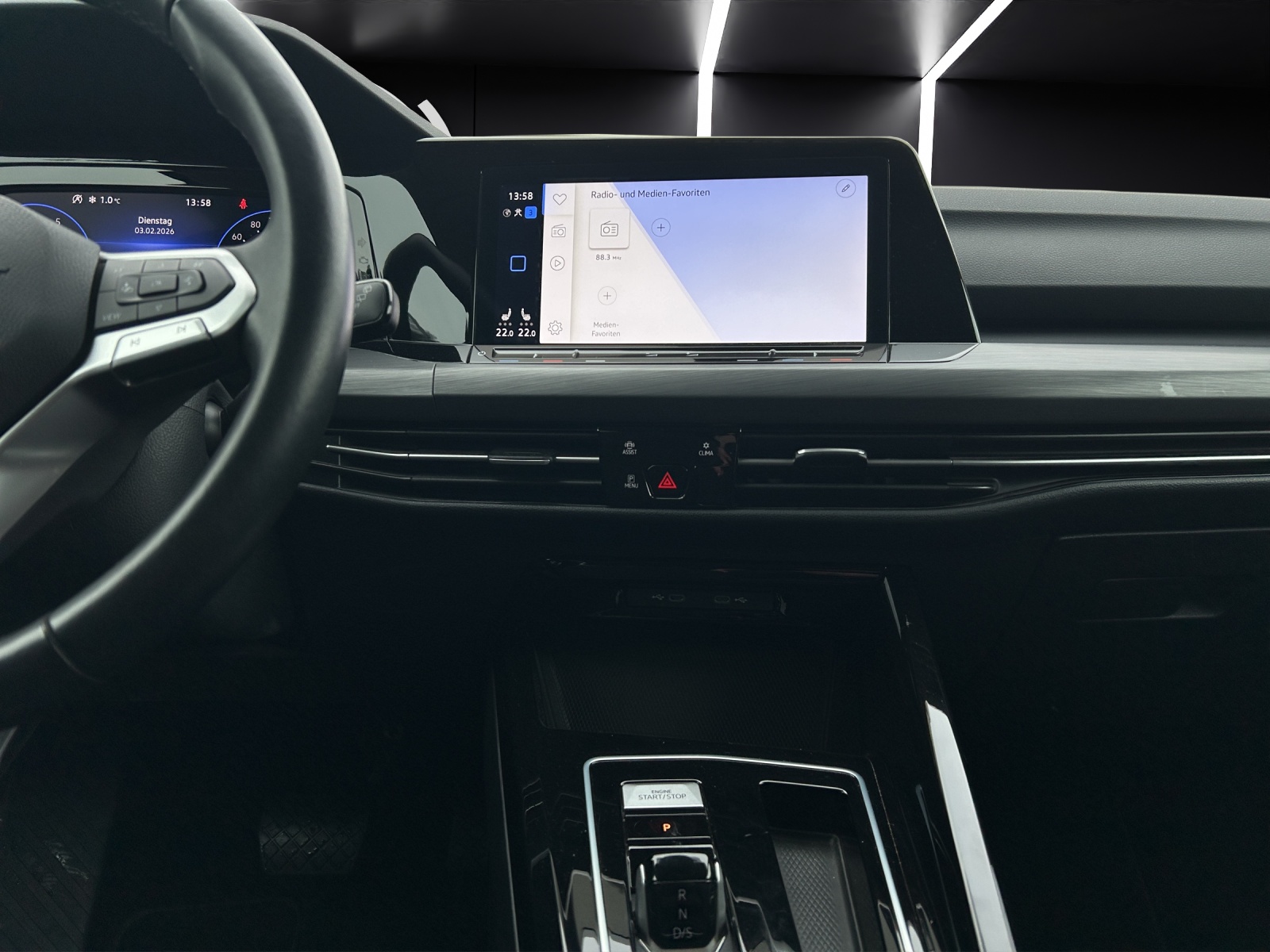 Fahrzeugabbildung Volkswagen Golf VIII Variant TSI Style DSG 4M Matrix Navi AID ACC Park-Assist SH