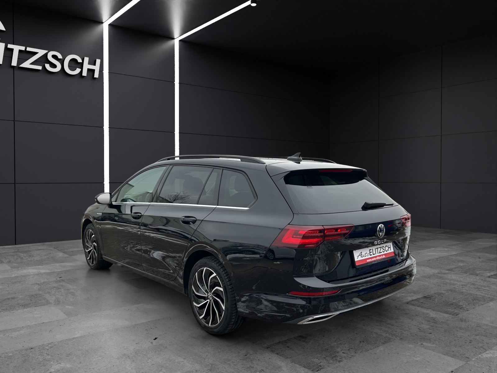 Fahrzeugabbildung Volkswagen Golf VIII Variant TSI Style DSG 4M Matrix Navi AID ACC Park-Assist SH