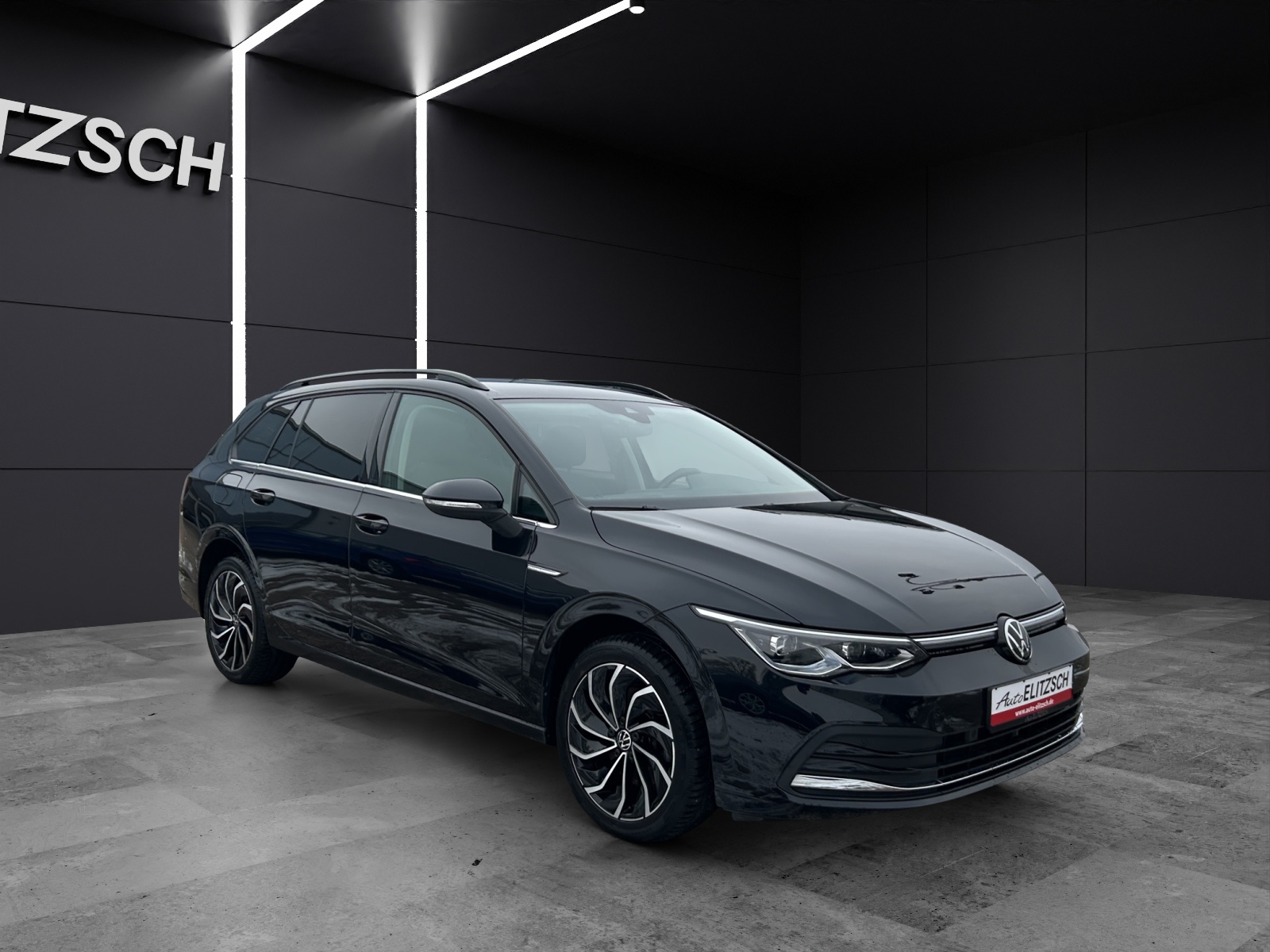 Fahrzeugabbildung Volkswagen Golf VIII Variant TSI Style DSG 4M Matrix Navi AID ACC Park-Assist SH