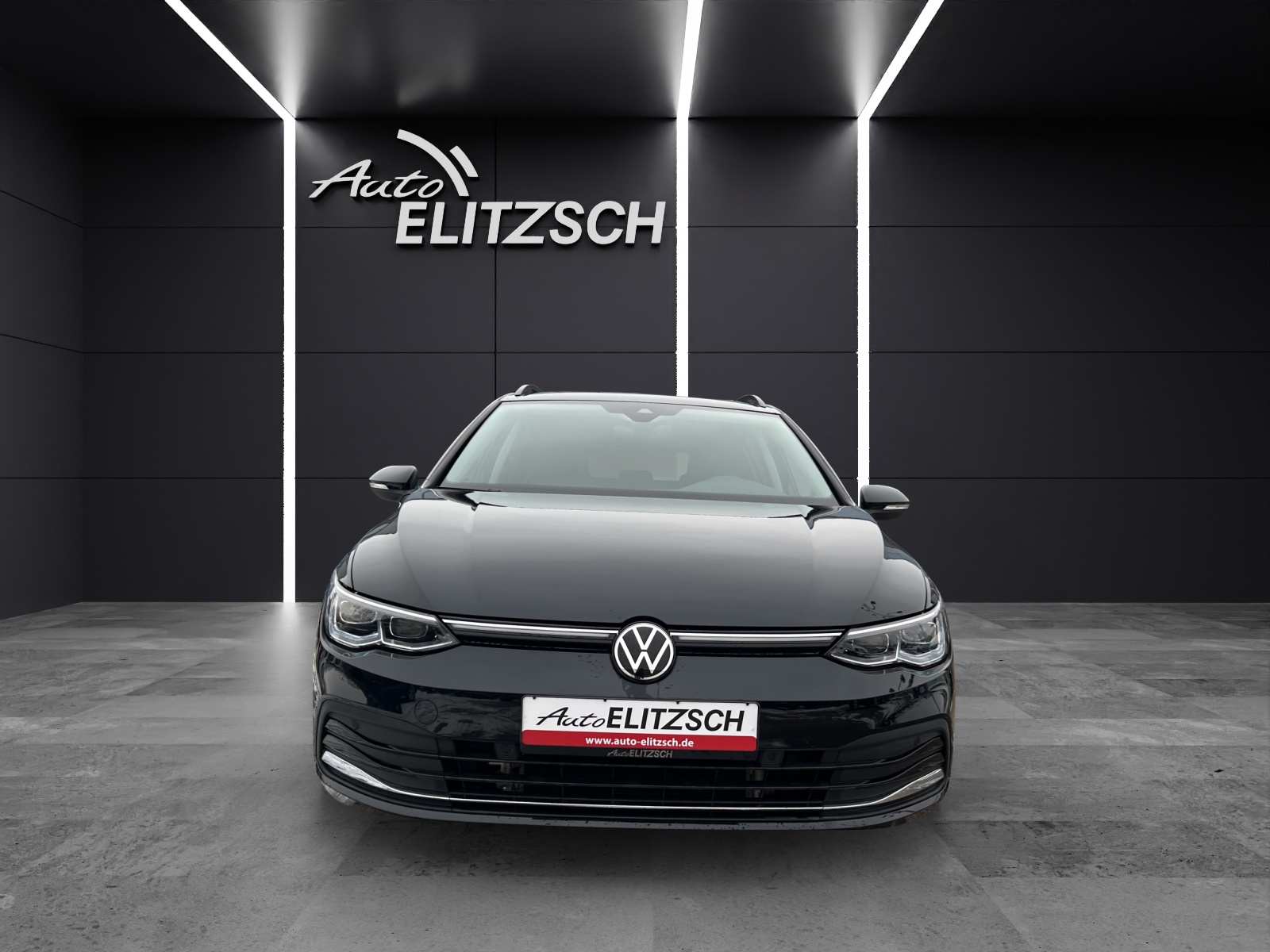 Fahrzeugabbildung Volkswagen Golf VIII Variant TSI Style DSG 4M Matrix Navi AID ACC Park-Assist SH