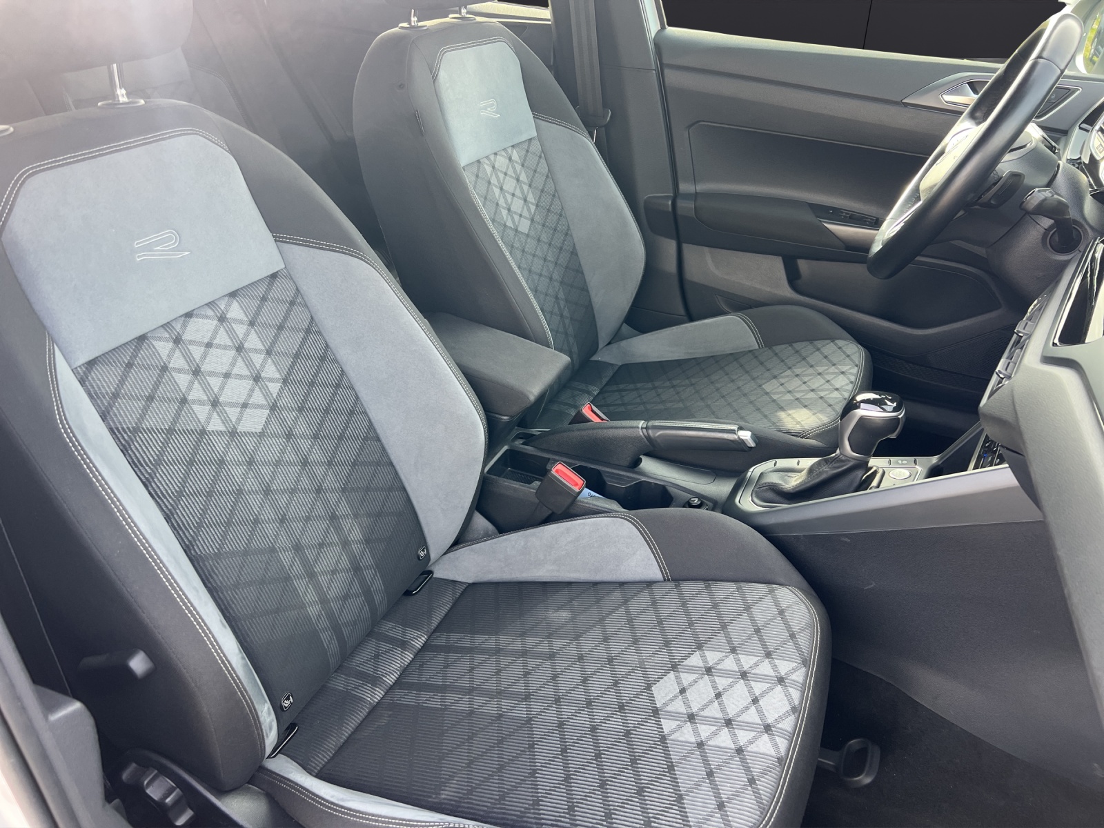 Fahrzeugabbildung Volkswagen Taigo R-Line TSI DSG IQ.Light ACC SHZ RearView Navi Klima