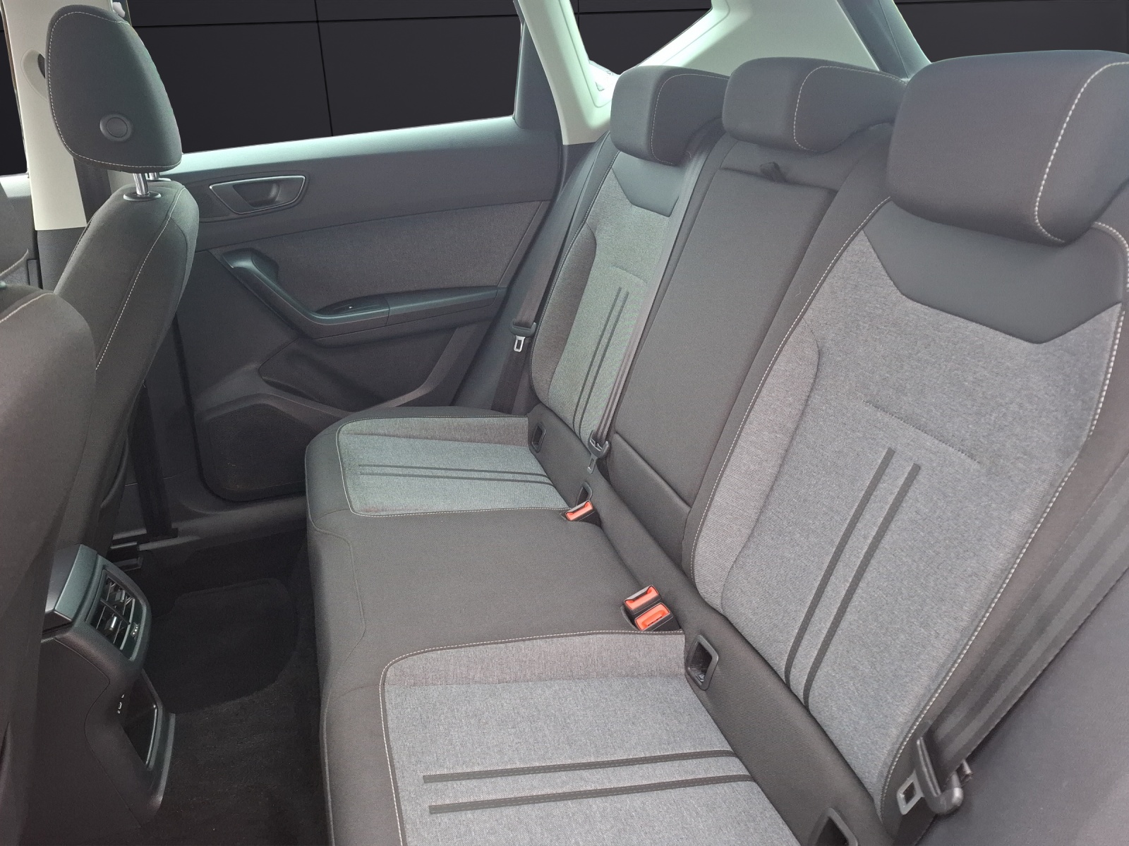 Fahrzeugabbildung SEAT Ateca TSI Style DSG LED Navi AID ACC Park-Assist Beats SH