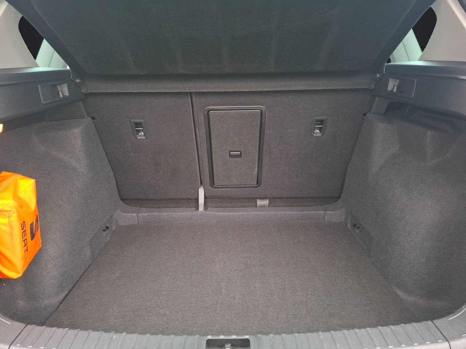 Fahrzeugabbildung SEAT Ateca TSI Style DSG LED Navi AID ACC Park-Assist Beats SH