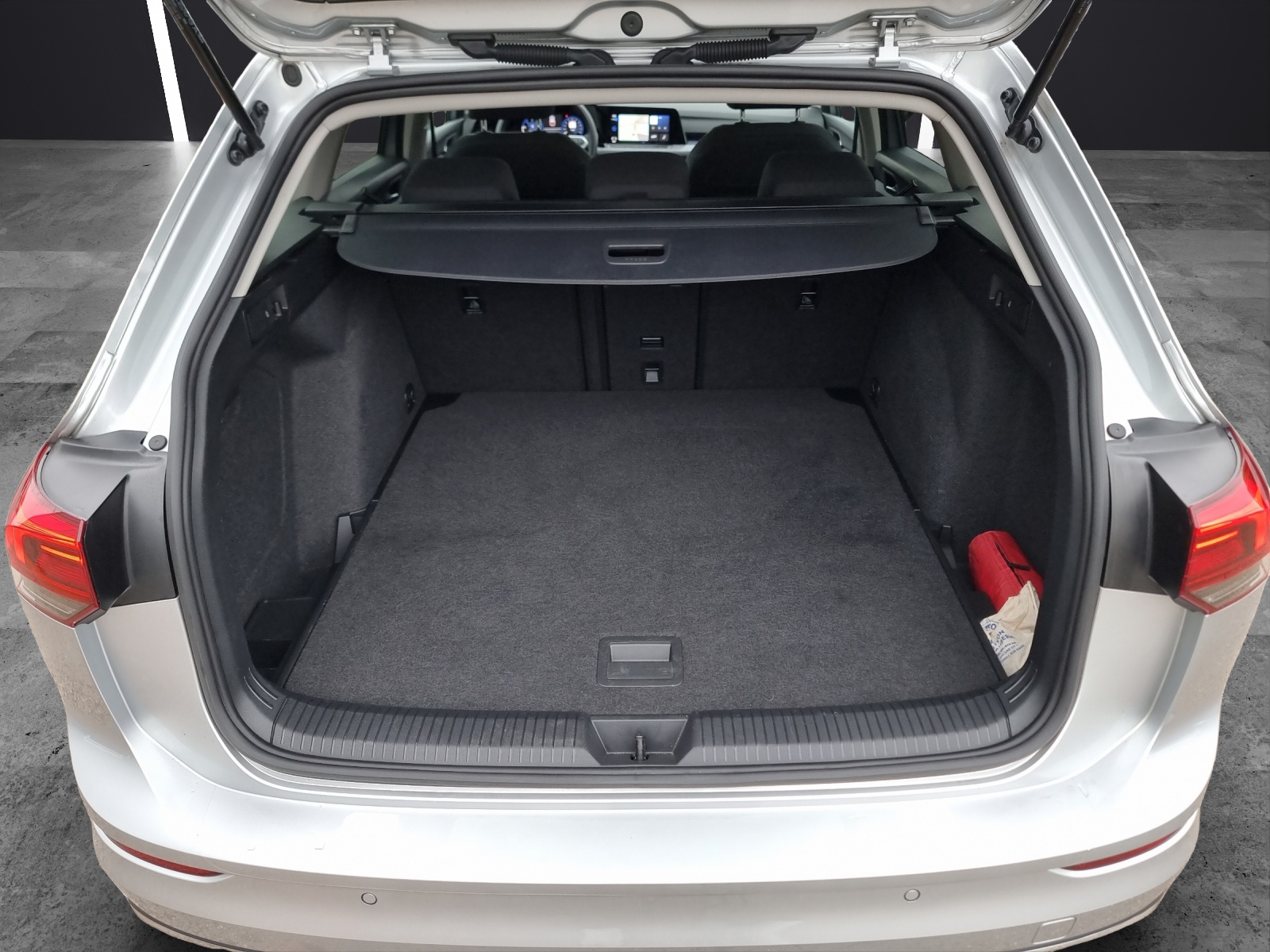 Fahrzeugabbildung Volkswagen Golf VIII Variant TDI Active DSG LEDplus AHK Navi AID ACC RFK SH