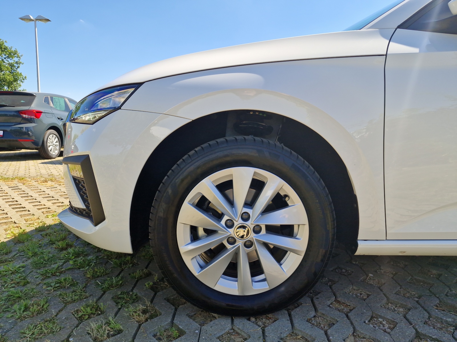 Fahrzeugabbildung SKODA Scala TSI Selection LED AHK GRA PDC SH fertig