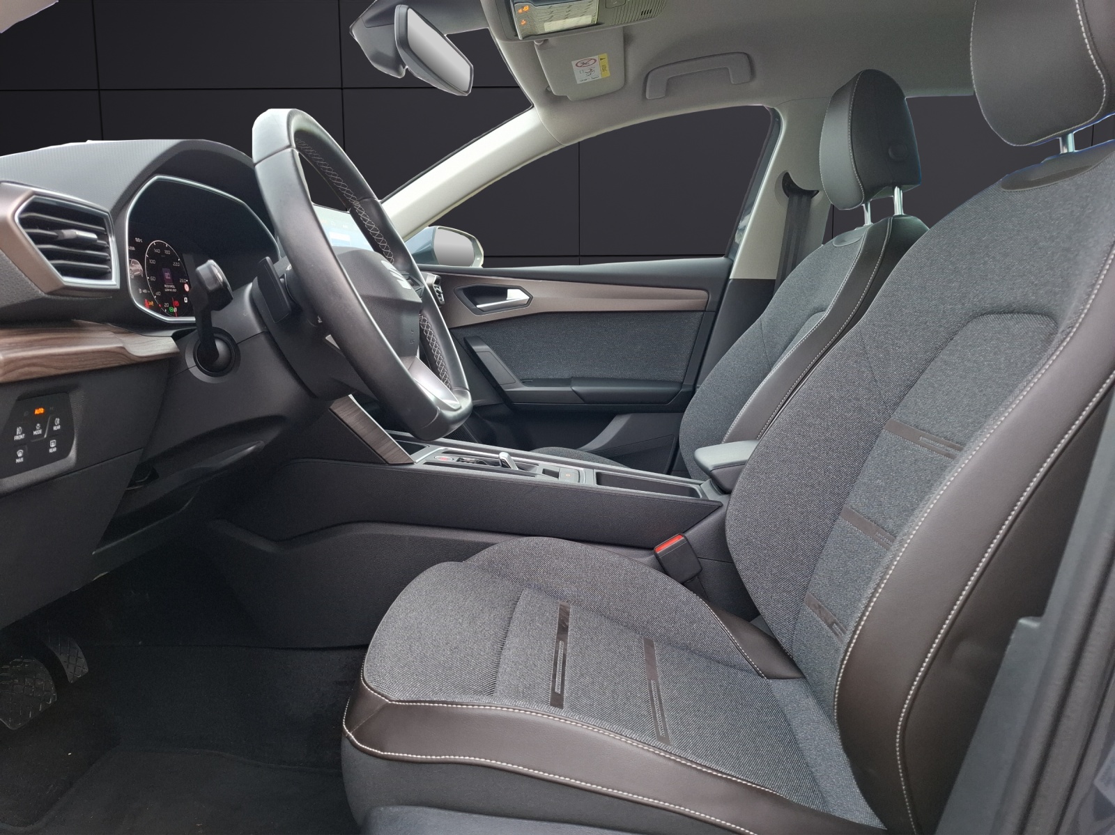 Fahrzeugabbildung SEAT Leon ST eTSI Xcellence DSG LED AHK Navi ACC RFK SH