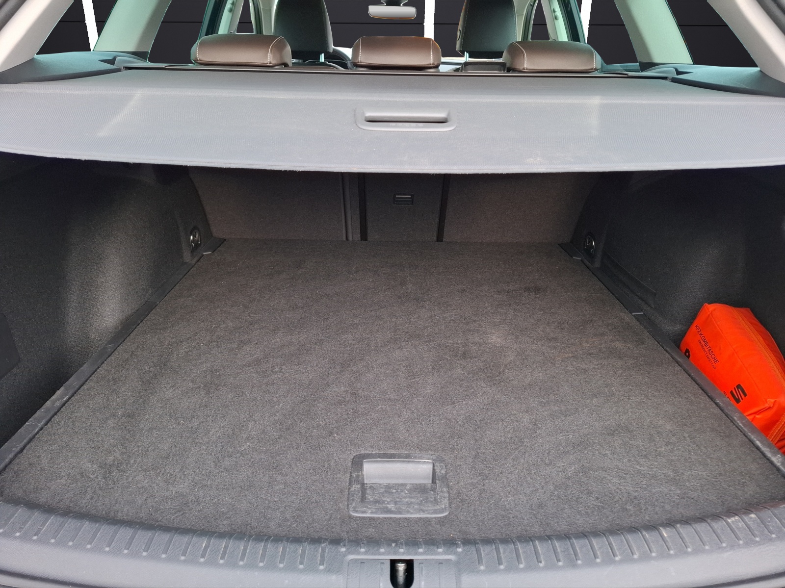 Fahrzeugabbildung SEAT Leon ST eTSI Xcellence DSG LED AHK Navi ACC RFK SH