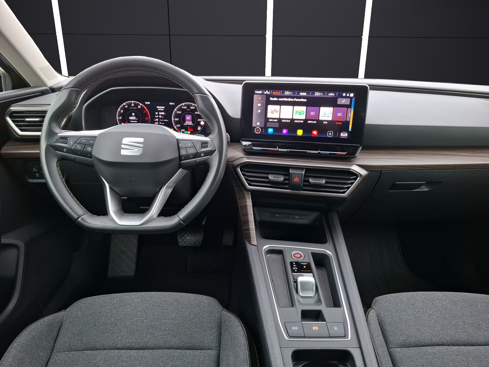 Fahrzeugabbildung SEAT Leon ST eTSI Xcellence DSG LED AHK Navi ACC RFK SH