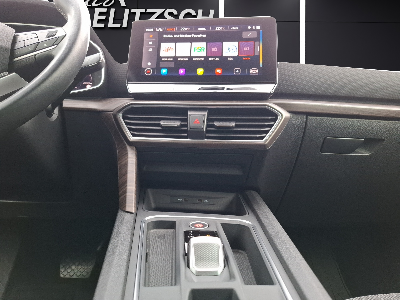 Fahrzeugabbildung SEAT Leon ST eTSI Xcellence DSG LED AHK Navi ACC RFK SH