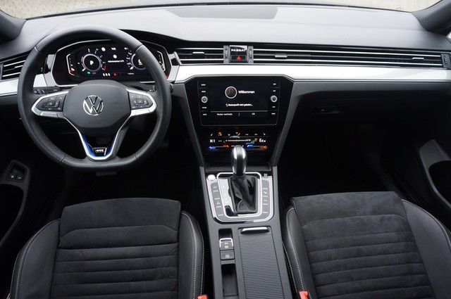 Fahrzeugabbildung Volkswagen Passat Variant GTE Standhzg Matrix AHK Leder ACC Kamera