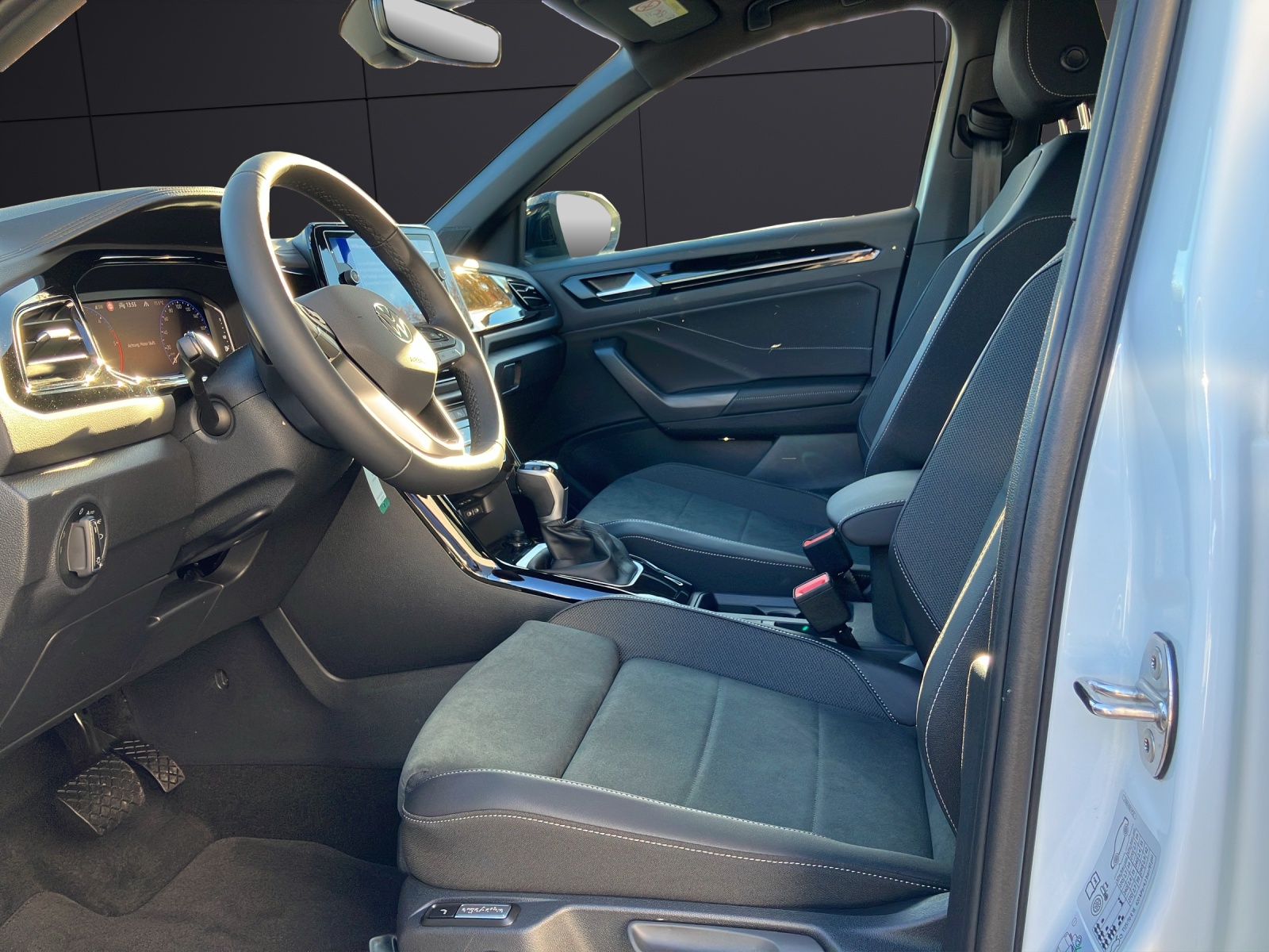 Fahrzeugabbildung Volkswagen T-Roc Style AHZV NAVI LED DAB AUTO LIGT