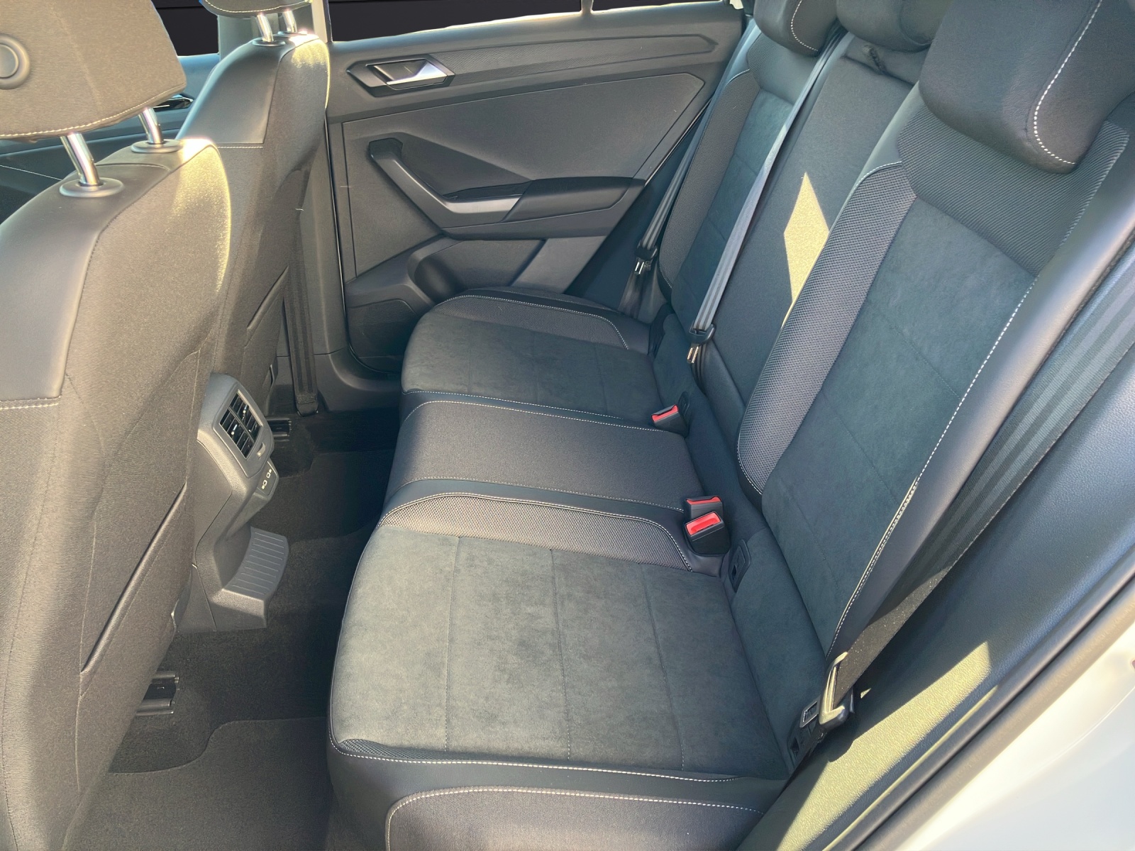 Fahrzeugabbildung Volkswagen T-Roc Style AHZV NAVI LED DAB AUTO LIGT