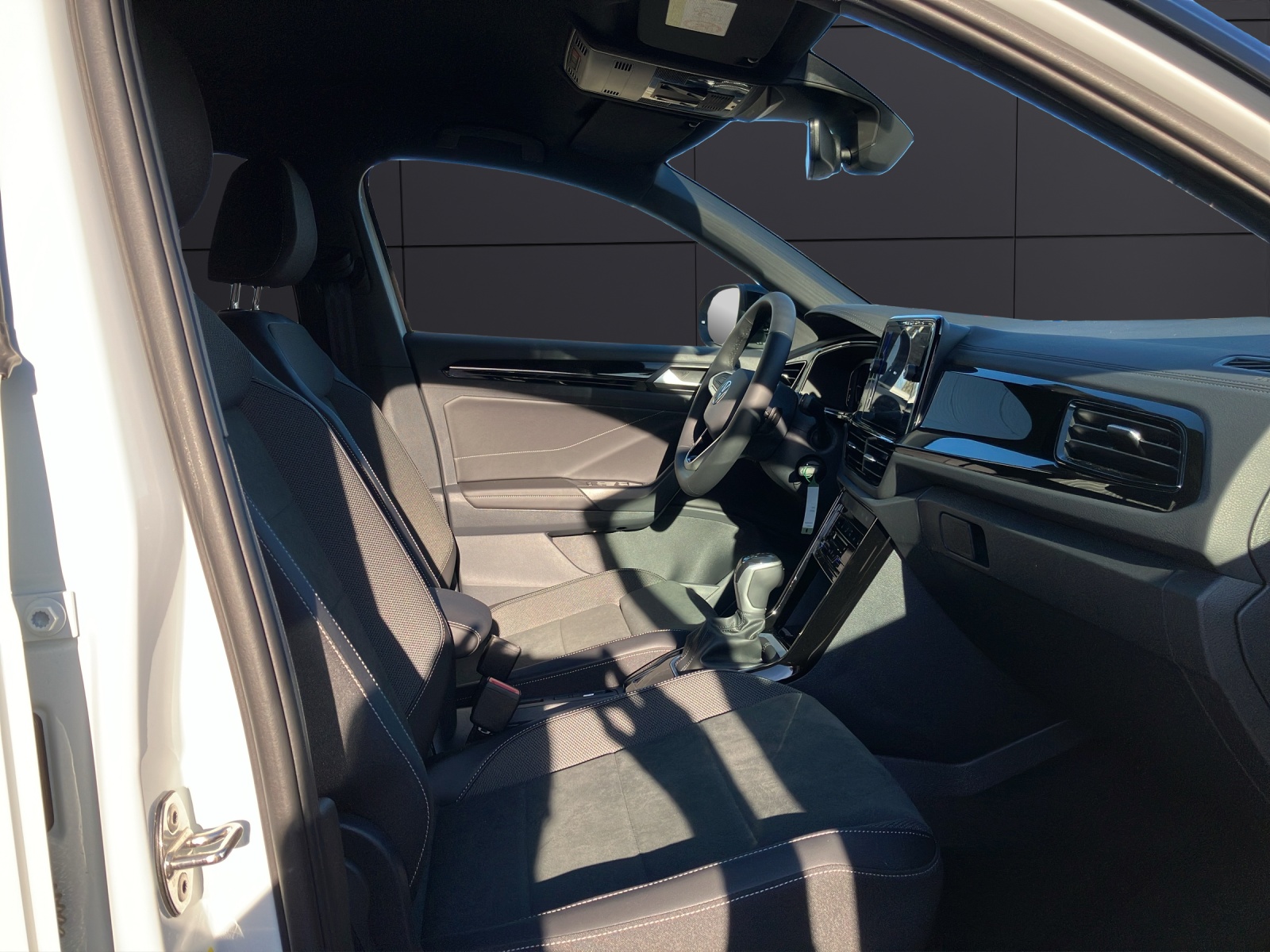 Fahrzeugabbildung Volkswagen T-Roc Style AHZV NAVI LED DAB AUTO LIGT