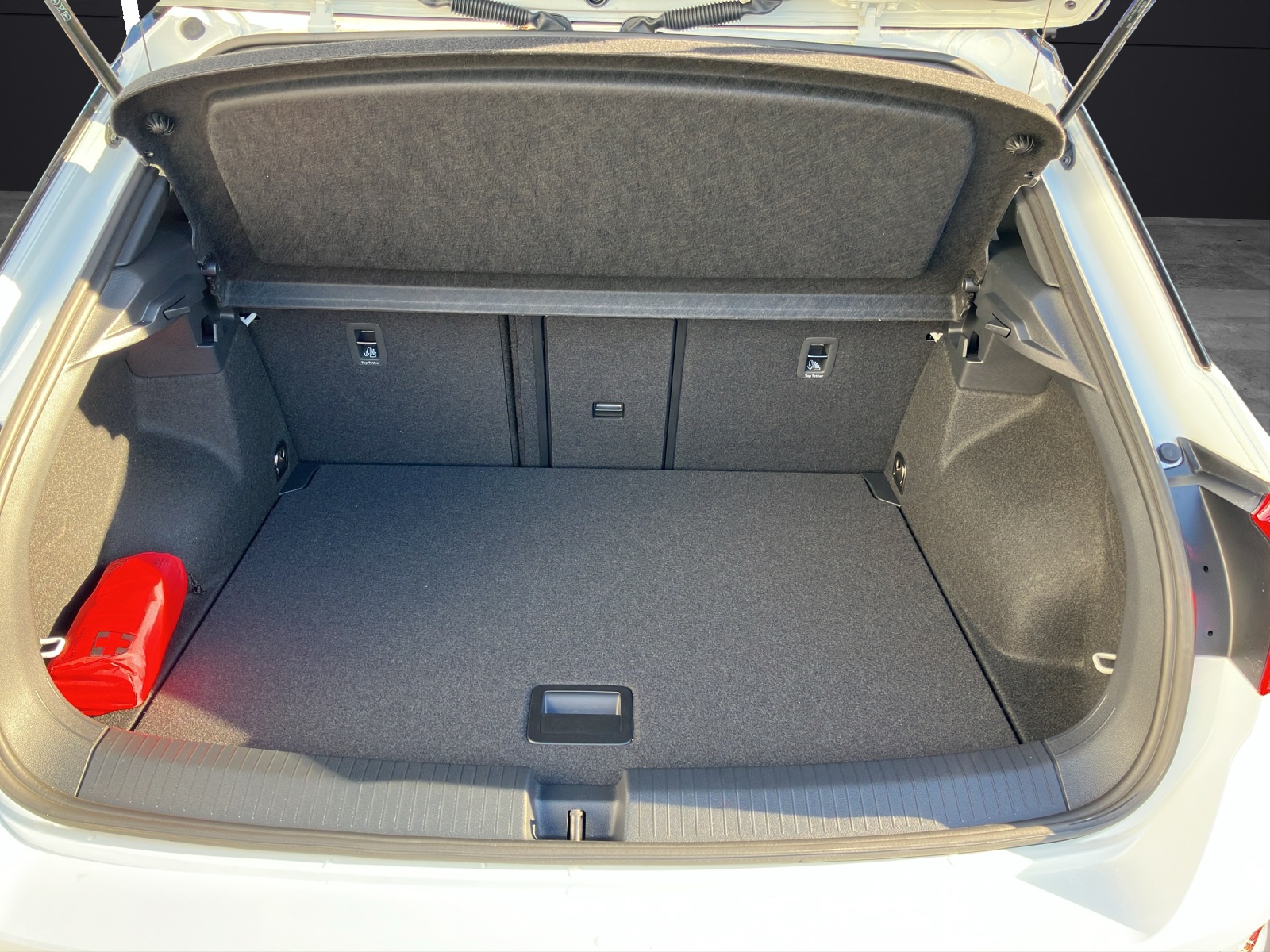 Fahrzeugabbildung Volkswagen T-Roc Style AHZV NAVI LED DAB AUTO LIGT