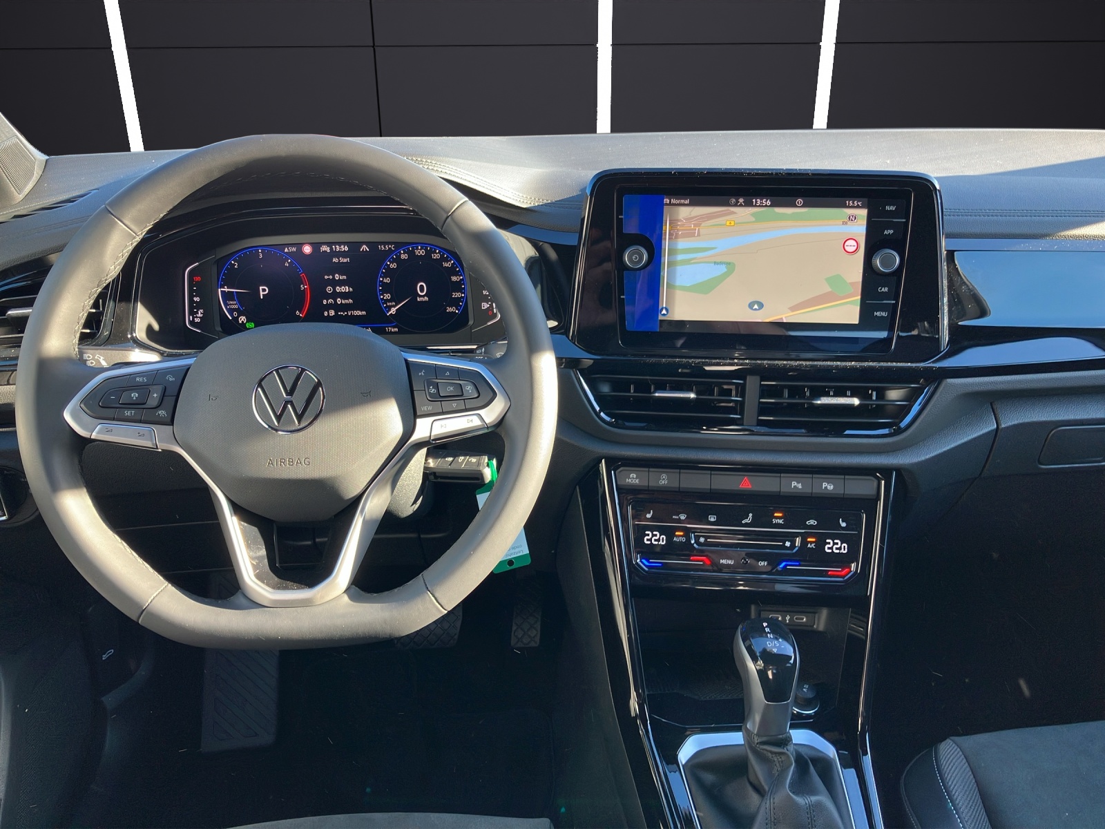 Fahrzeugabbildung Volkswagen T-Roc Style AHZV NAVI LED DAB AUTO LIGT