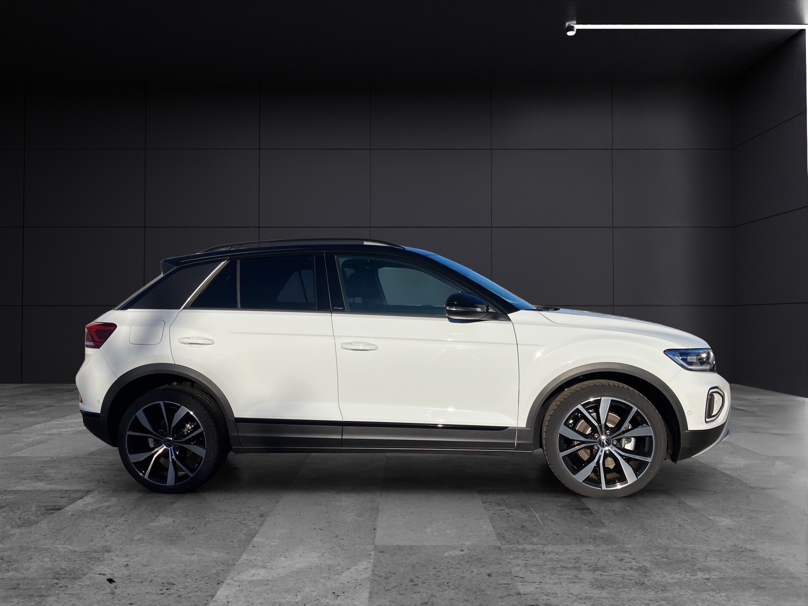 Fahrzeugabbildung Volkswagen T-Roc Style AHZV NAVI LED DAB AUTO LIGT