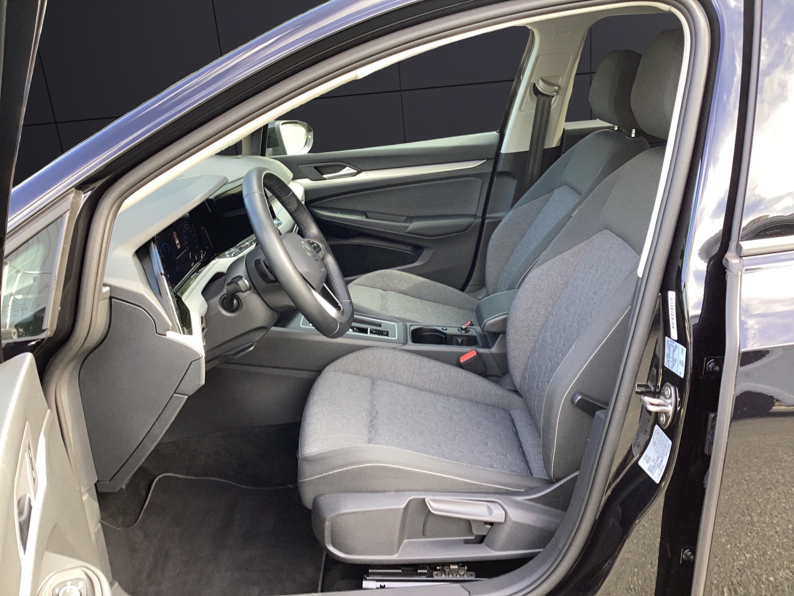 Fahrzeugabbildung Volkswagen Golf VIII Life TDI DSG LED ACC AHK RFK SHZ AID NAVI