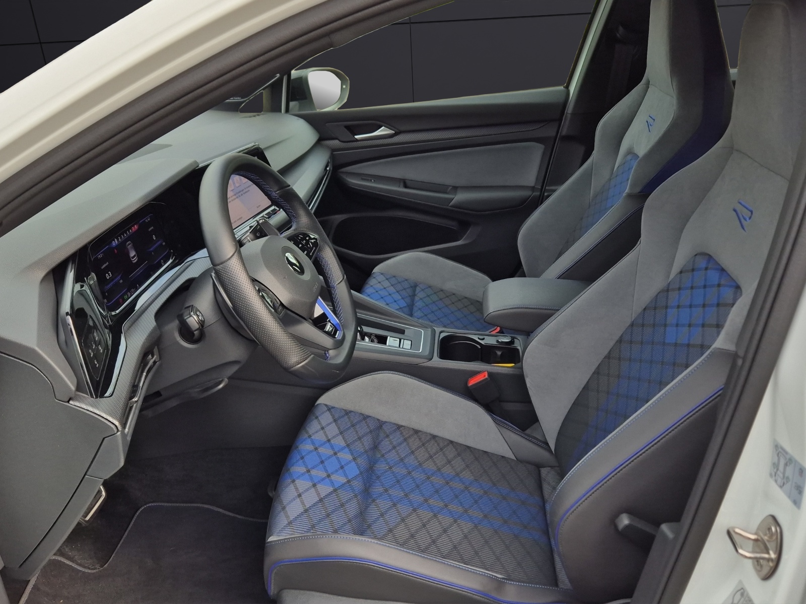 Fahrzeugabbildung Volkswagen Golf VIII R DSG 4M LEDplus Navi AID Pano Akra ACC RFK Harman SH 19