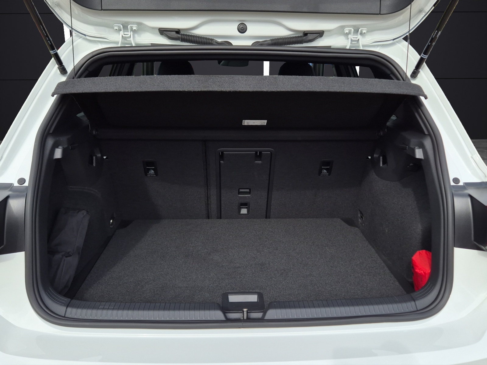 Fahrzeugabbildung Volkswagen Golf VIII R DSG 4M LEDplus Navi AID Pano Akra ACC RFK Harman SH 19