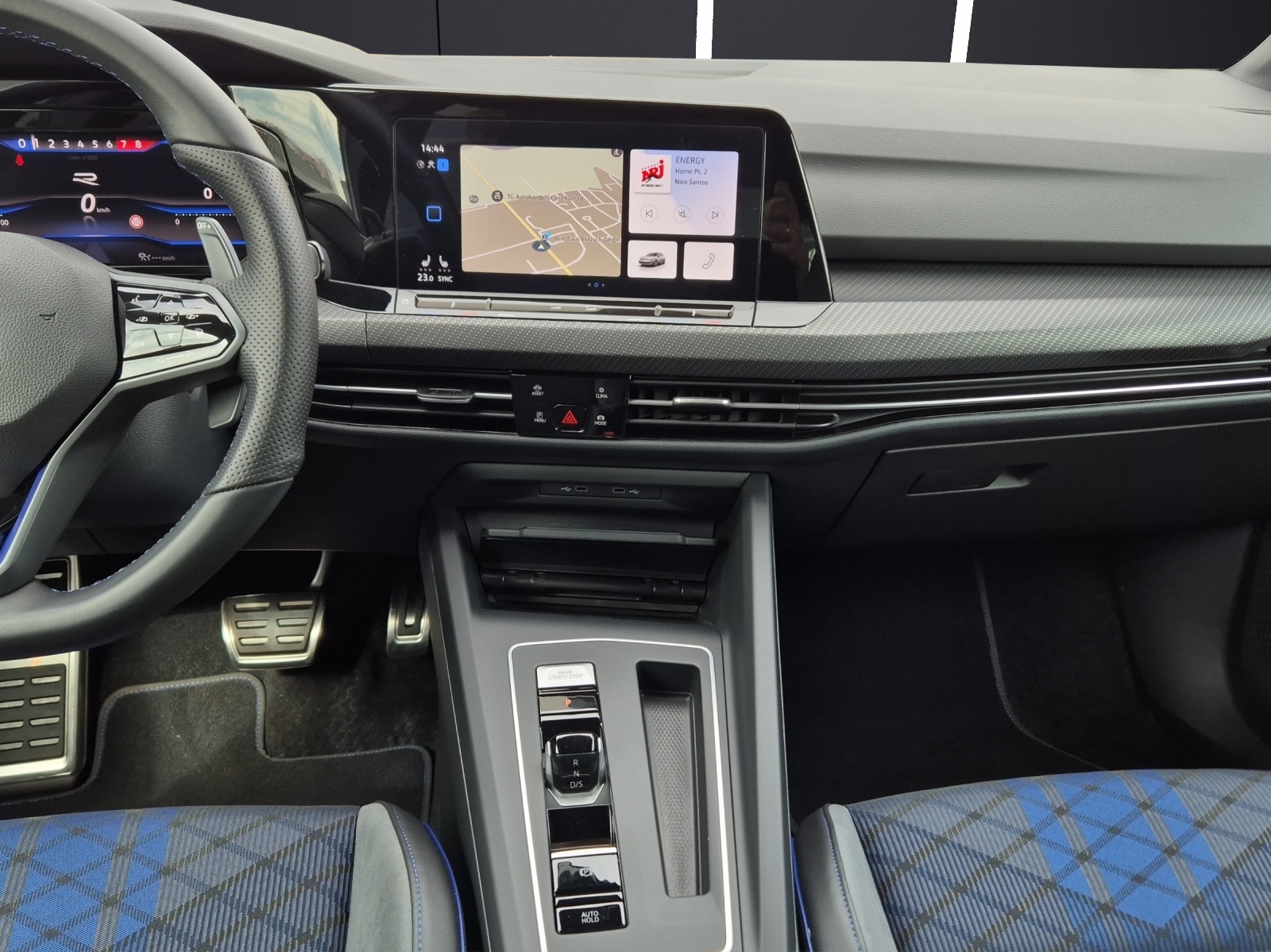 Fahrzeugabbildung Volkswagen Golf VIII R DSG 4M LEDplus Navi AID Pano Akra ACC RFK Harman SH 19